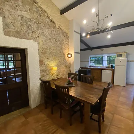 Hébergement de vacances Cosy Former Bakery House With Communal Swimming Pool *