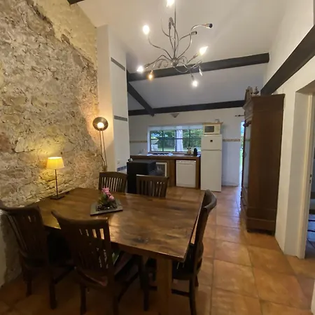 Cosy Former Bakery House With Communal Swimming Pool Hébergement de vacances *