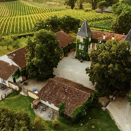 Hébergement de vacances Cosy Former Bakery House With Communal Swimming Pool *